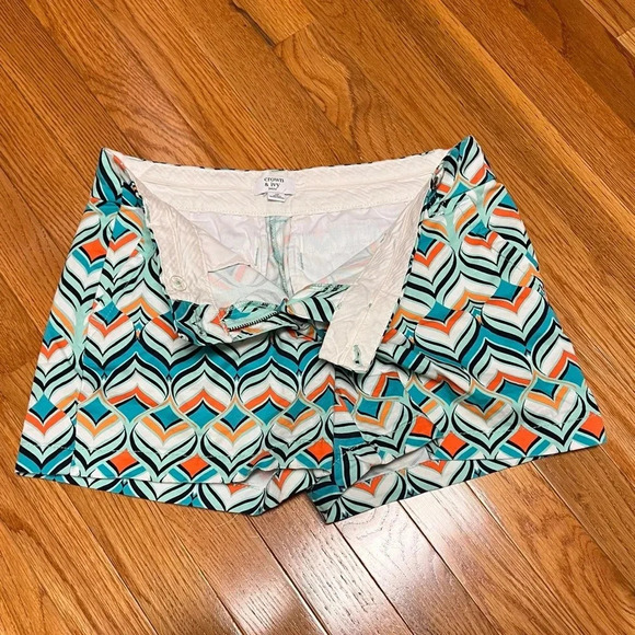 🌻Crown & Ivy Women’s Geometric Print Shorts - Size 4P - VGUC - Picture 3 of 9